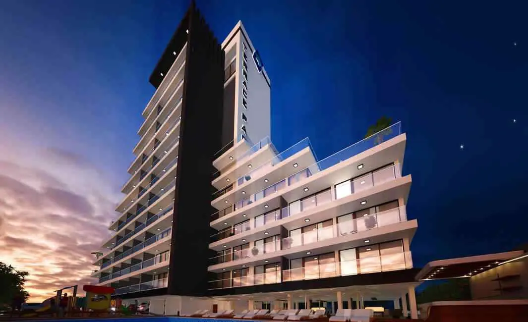 Gece ışıklandırılmış konut kulesi