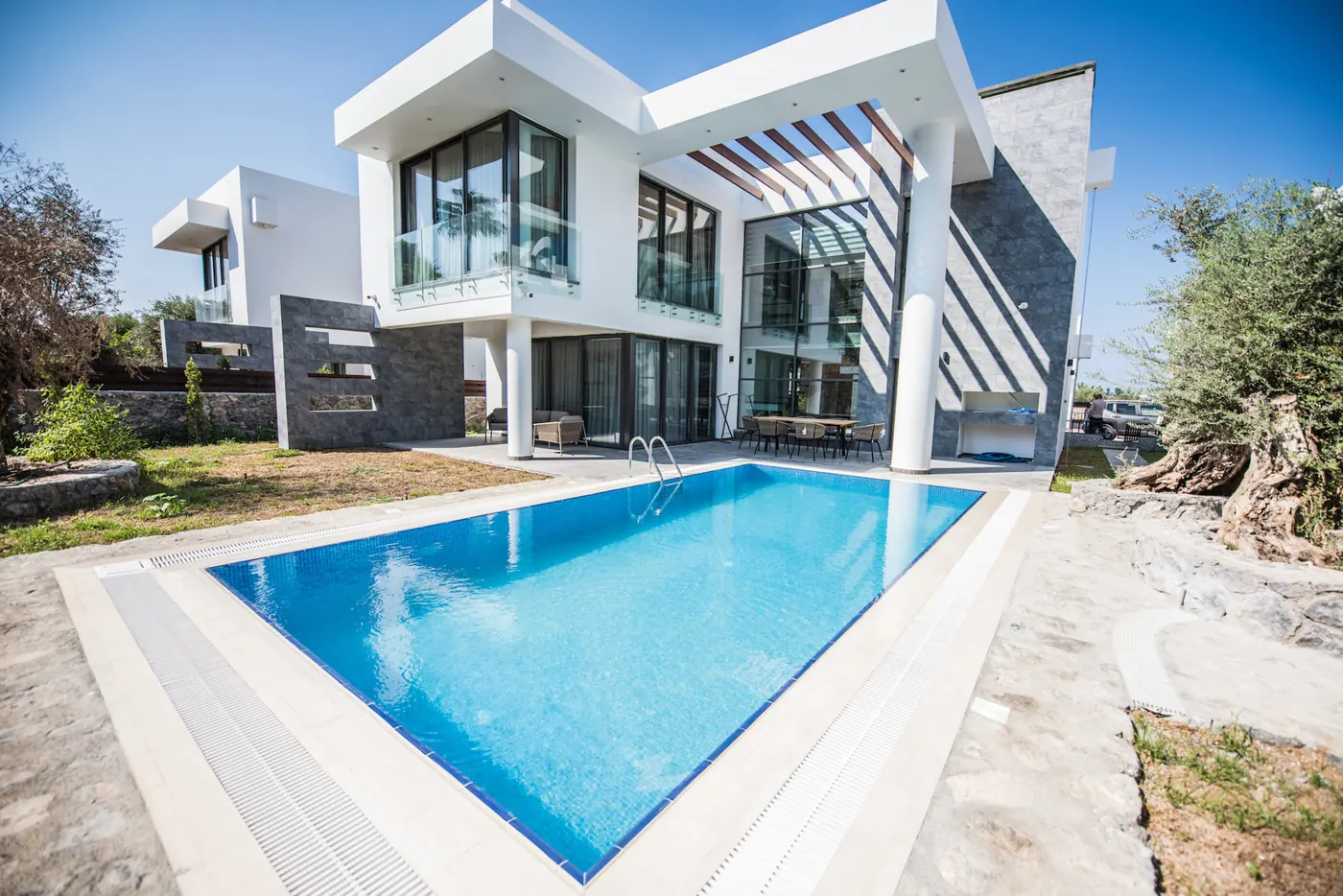 Havuzlu modern villa